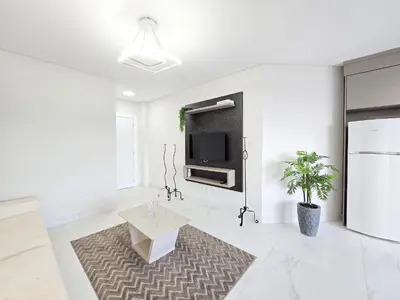 Uma televisão e/ou sistema de entretenimento em 108 - Apartamento com 02 suítes para até 6 pessoas
