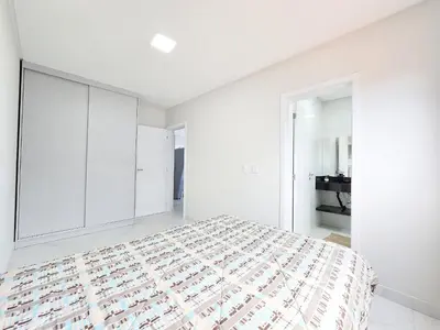 Uma cama ou camas num quarto em 108 - Apartamento com 02 suítes para até 6 pessoas
