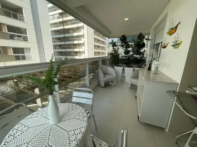 Uma área de estar em Cód 53 - Apartamento amplo com 2 suítes