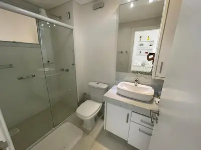 Uma casa de banho em Cód 53 - Apartamento amplo com 2 suítes