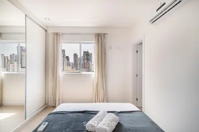 Uma cama ou camas num quarto em Apto 2Q c/ churrasqueira em Meia Praia MLO0601