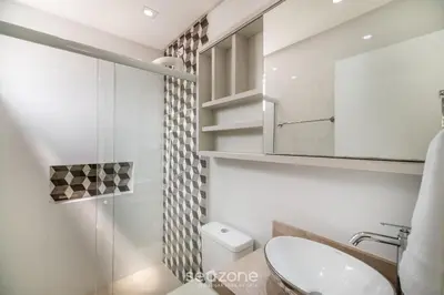 Uma casa de banho em Apto 2Q c/ churrasqueira em Meia Praia MLO0601