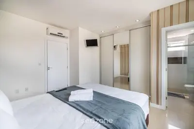 Uma cama ou camas num quarto em Apto 2Q c/ churrasqueira em Meia Praia MLO0601