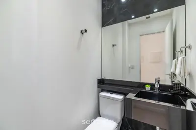Uma casa de banho em Apto 2Q c/ churrasqueira em Meia Praia MLO0601