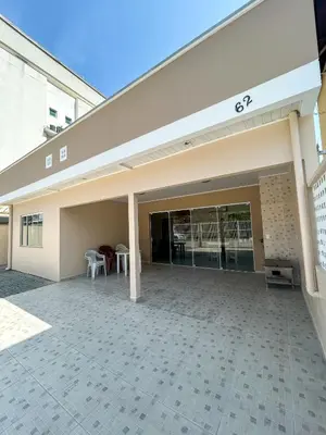 A planta de Casa Costa Serena - 1 suíte e 2 quartos passos do mar