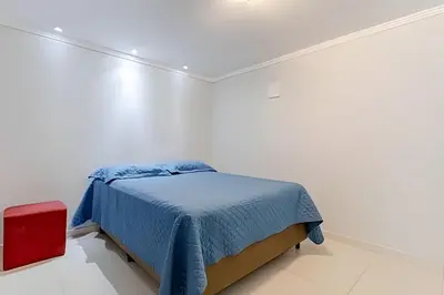 Uma cama ou camas num quarto em Triplex a poucos metros da praia de Bombas