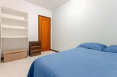 Uma cama ou camas num quarto em Triplex a poucos metros da praia de Bombas