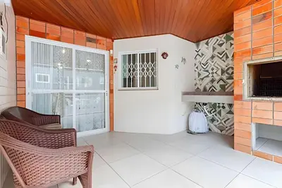 Uma área de estar em Triplex a poucos metros da praia de Bombas