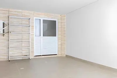 A planta de Triplex a poucos metros da praia de Bombas