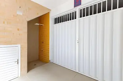 A planta de Triplex a poucos metros da praia de Bombas