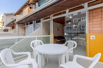 Uma varanda ou terraço em Triplex a poucos metros da praia de Bombas