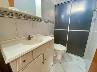 Uma casa de banho em Apartamento com piscina Bombas