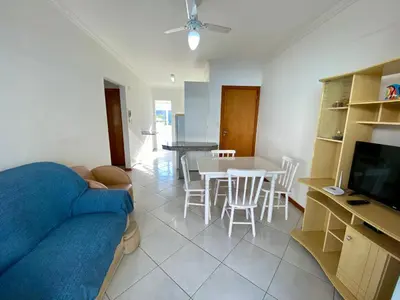 Uma televisão e/ou sistema de entretenimento em Apartamento com piscina Bombas
