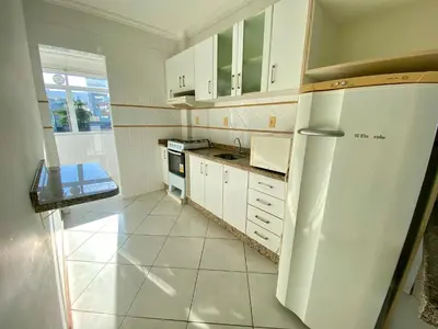 A cozinha ou kitchenette de Apartamento com piscina Bombas