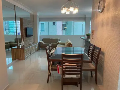Uma televisão e/ou sistema de entretenimento em Apartamento em Itapema