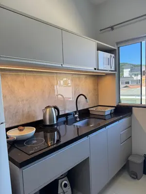 A cozinha ou kitchenette de Novíssimo studio para casal