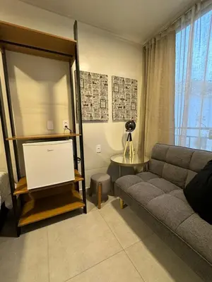 Uma área de estar em Loft aconchegante próximo do mar e do Expocentro