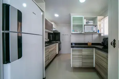 A cozinha ou kitchenette de Apto Moderno Próx. à Praia em Itapema CB5328