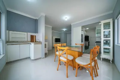 A cozinha ou kitchenette de Apto Moderno Próx. à Praia em Itapema CB5328