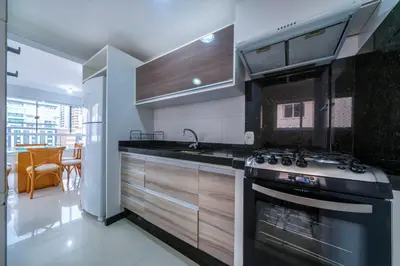 A cozinha ou kitchenette de Apto Moderno Próx. à Praia em Itapema CB5328