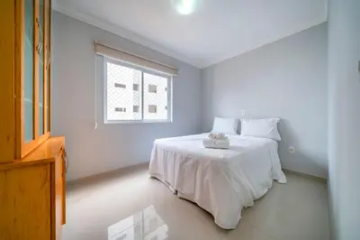 Uma cama ou camas num quarto em Apto Moderno Próx. à Praia em Itapema CB5328