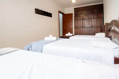 Uma cama ou camas num quarto em Apto Rústico com Vista Lateral do Mar KZ7271