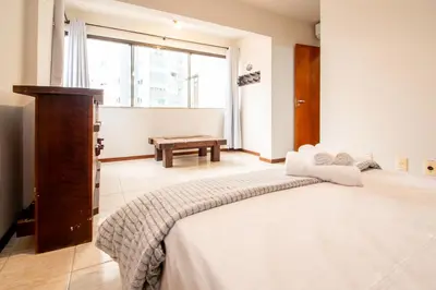 Uma cama ou camas num quarto em Apto Rústico com Vista Lateral do Mar KZ7271