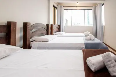 Uma cama ou camas num quarto em Apto Rústico com Vista Lateral do Mar KZ7271
