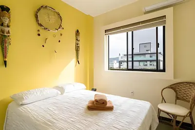 Uma cama ou camas num quarto em Conforto, Ar Cond., Churrasqueira e Vista Mar