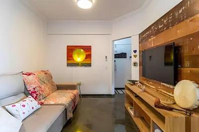 Uma televisão e/ou sistema de entretenimento em Conforto, Ar Cond., Churrasqueira e Vista Mar
