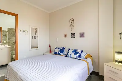 Uma cama ou camas num quarto em Conforto, Ar Cond., Churrasqueira e Vista Mar