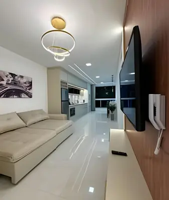 Uma televisão e/ou sistema de entretenimento em Luxo e Conforto com Vista mar em Porto Belo – PORT-001