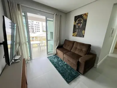 Uma área de estar em cód 99 - Excelente apartamento 100 metros da praia