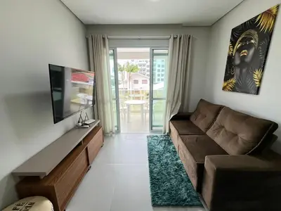 Uma área de estar em cód 99 - Excelente apartamento 100 metros da praia