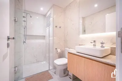 Uma casa de banho em Apartamento para 05 pessoas com vista para o mar