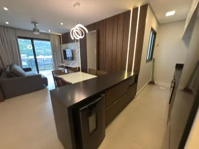 Uma televisão e/ou sistema de entretenimento em Cód 57 - Apto com 3 dormitórios a 150m do mar