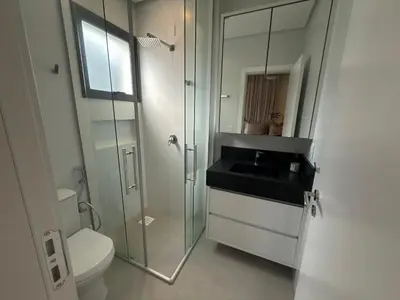 Uma casa de banho em Cód 57 - Apto com 3 dormitórios a 150m do mar