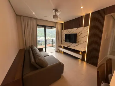 Uma televisão e/ou sistema de entretenimento em Cód 57 - Apto com 3 dormitórios a 150m do mar