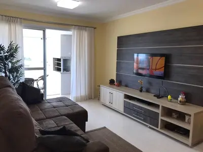 Uma televisão e/ou sistema de entretenimento em Cód 113 - Apartamento vista para o mar
