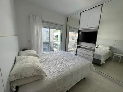 Uma cama ou camas num quarto em Cód 44 - Excelente apartamento á 280m do mar