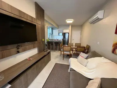 Uma televisão e/ou sistema de entretenimento em Cód 44 - Excelente apartamento á 280m do mar