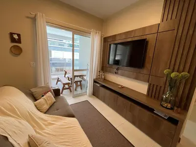 Uma televisão e/ou sistema de entretenimento em Cód 44 - Excelente apartamento á 280m do mar