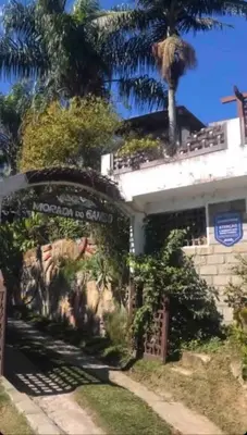 Um jardim no exterior de Apto 10, Temático Veuve Clicquot com Jacuzzi na Morada do Ganso