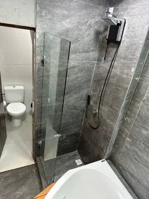Uma casa de banho em Apto 10, Temático Veuve Clicquot com Jacuzzi na Morada do Ganso