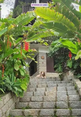 Um jardim no exterior de Apto 10, Temático Veuve Clicquot com Jacuzzi na Morada do Ganso