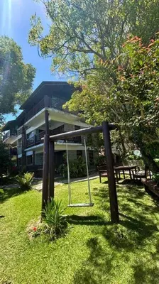 Um jardim no exterior de Chalé 9 com Jacuzzi na Morada do Ganso