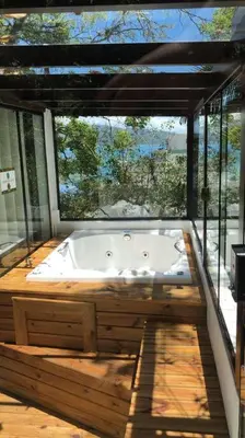 Uma cama ou camas num quarto em Chalé 9 com Jacuzzi na Morada do Ganso