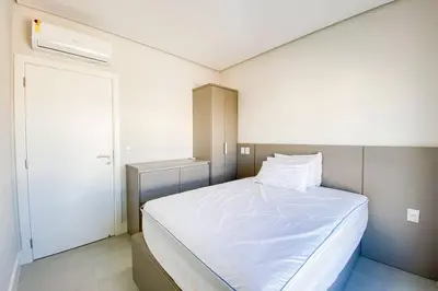 Uma cama ou camas num quarto em Apartamento poucos metros da praia de Palmas - 0112