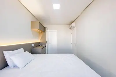 Uma cama ou camas num quarto em Apartamento poucos metros da praia de Palmas - 0112