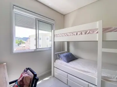 Uma cama ou camas num quarto em Apto encantador, prédio novo com piscina - 0116